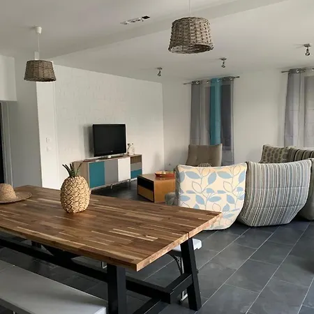 Vakantiehuis Grande Maison Atypique Avec Piscine Salles (Gironde)